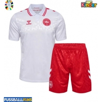 Dänemark Auswärts Trikotsatz Kinder EM 2024 Kurzarm (+ Kurze Hosen)